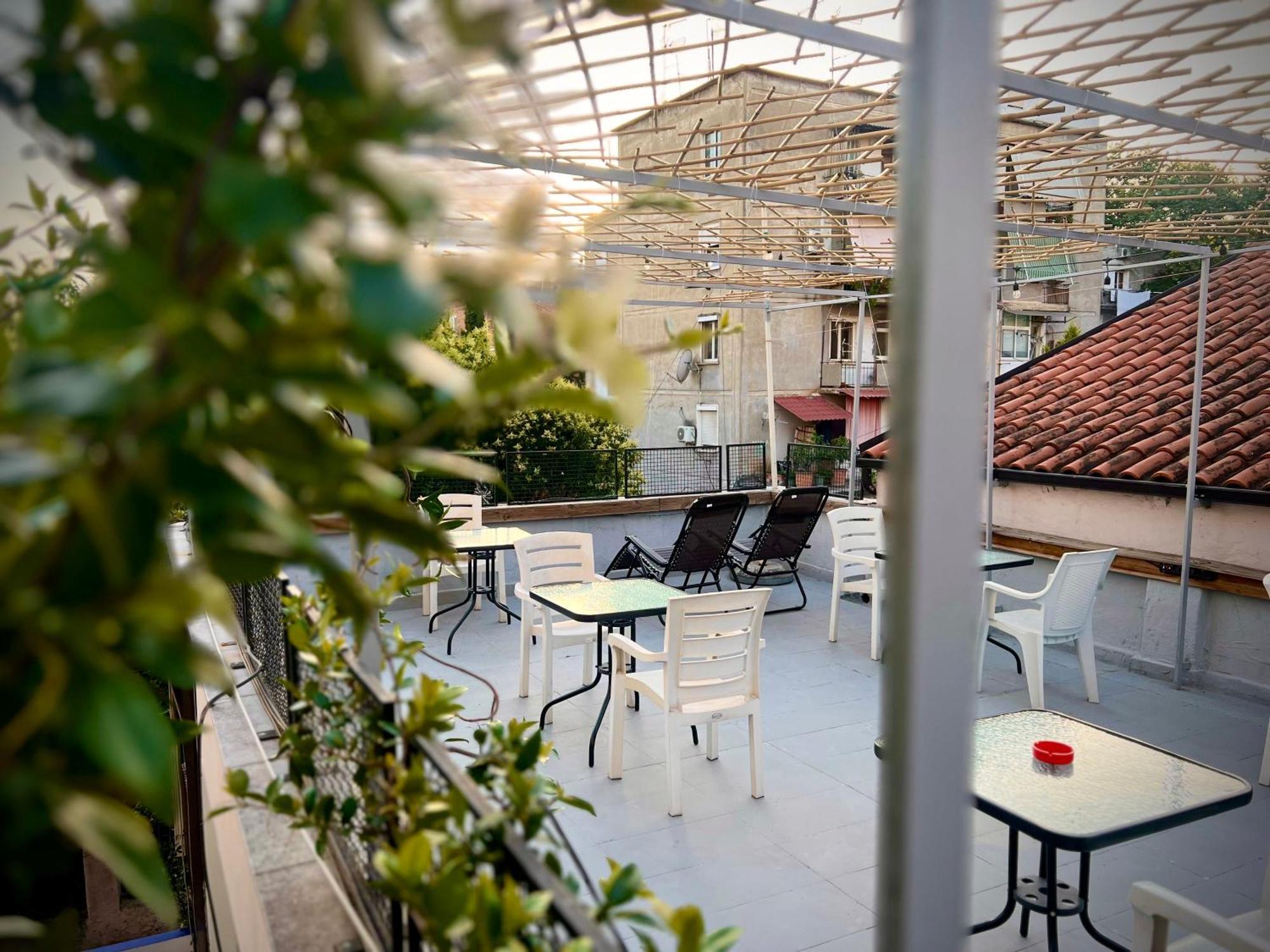 Budget Retreat Tirana & Studios Bagian luar foto