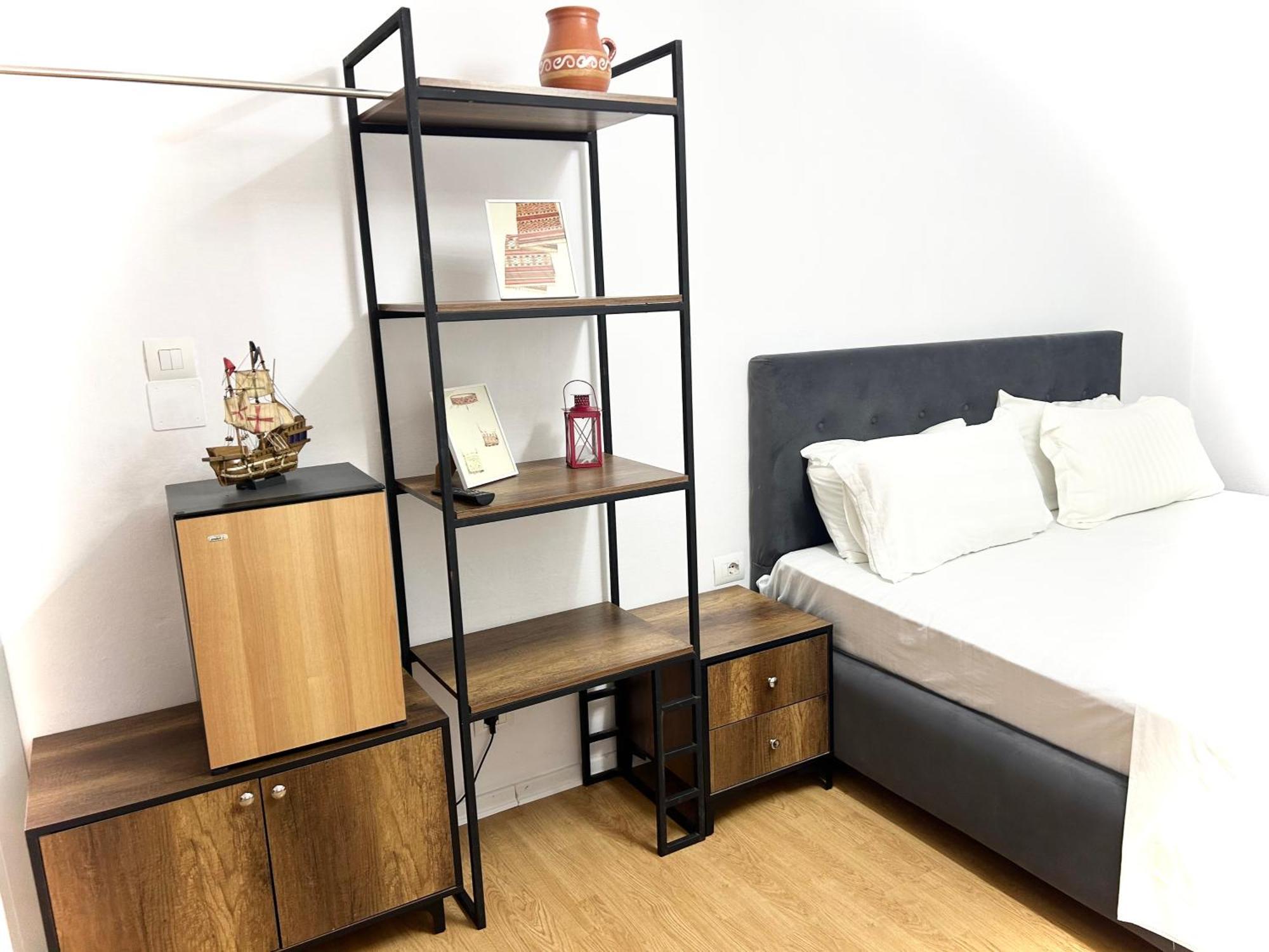 Budget Retreat Tirana & Studios Bagian luar foto