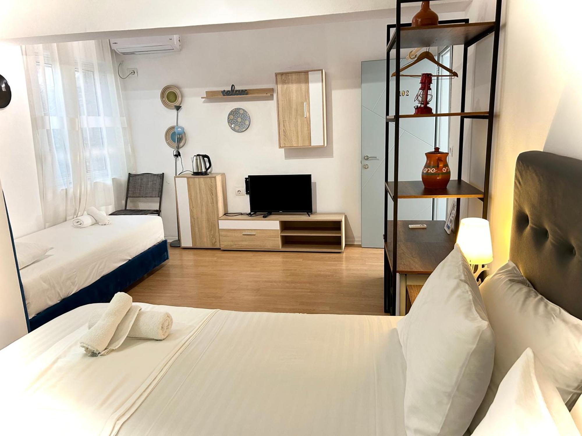 Budget Retreat Tirana & Studios Bagian luar foto