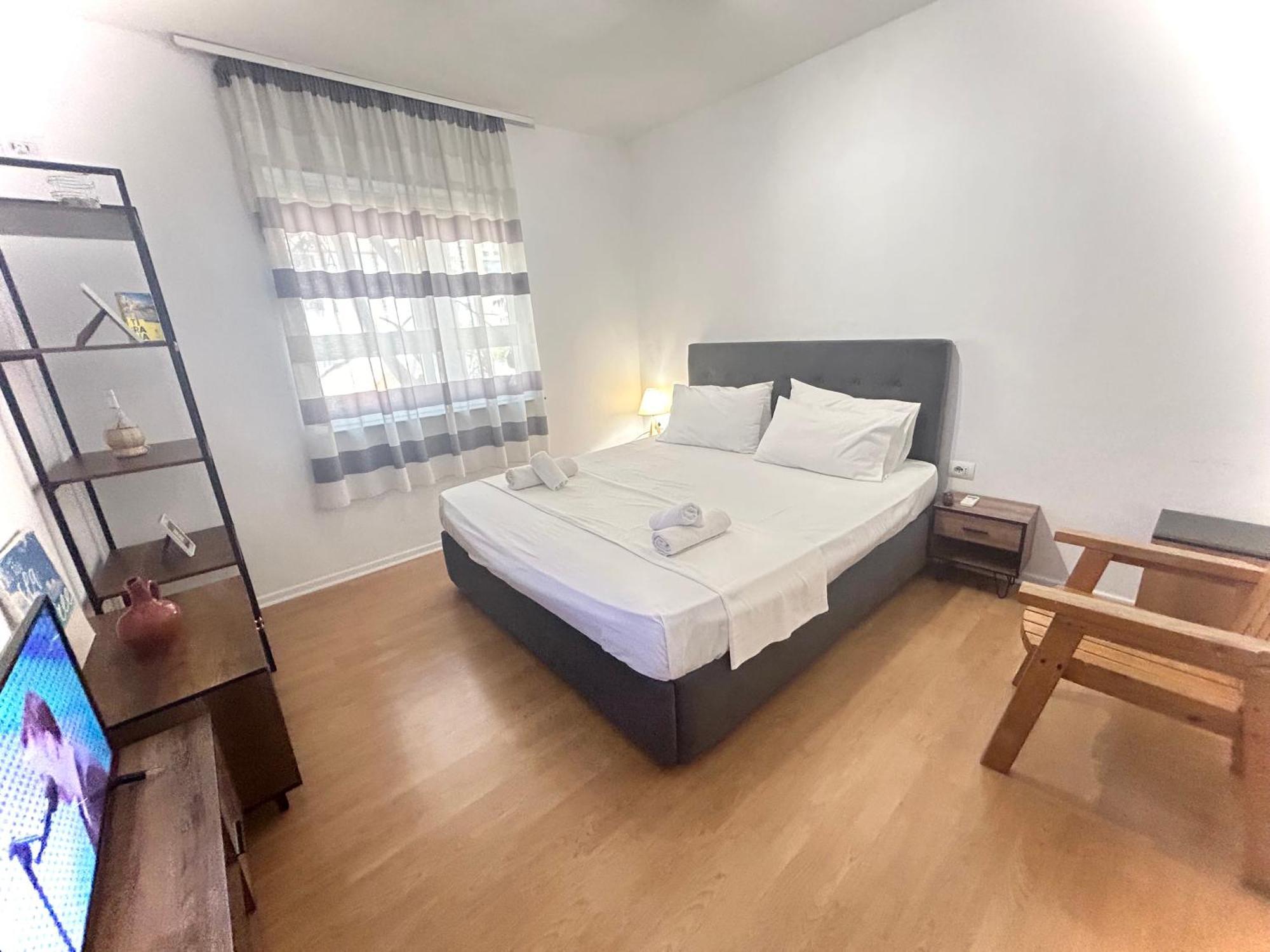 Budget Retreat Tirana & Studios Bagian luar foto