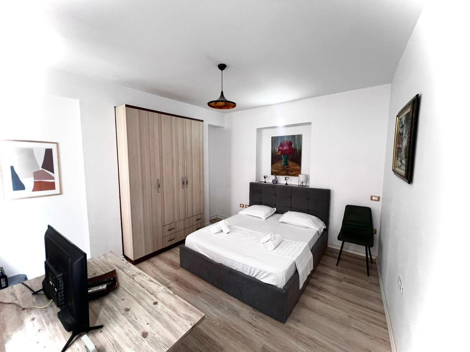 Budget Retreat Tirana & Studios Bagian luar foto